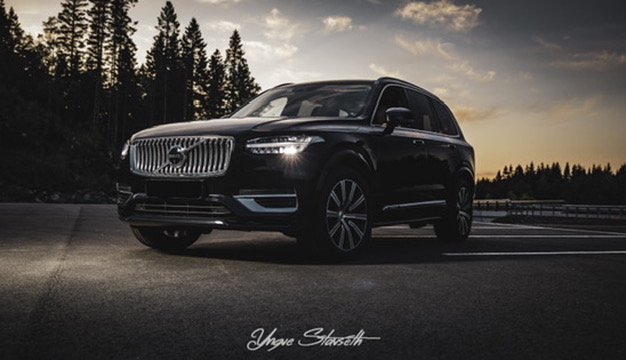 Volvo XC90 fotografert i solnedgang